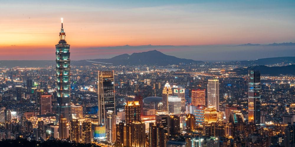 全.台灣品牌故事：台北 101 都市夜景，象徵匯聚台灣脈動與掌握精彩萬象的資訊平台中心。