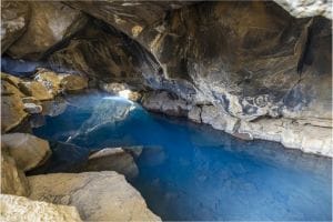 全.台灣在地祕境:神祕的海蝕洞與湛藍海水絕景,象徵發掘只有在地人才知道的隱藏絕景與在地足跡。